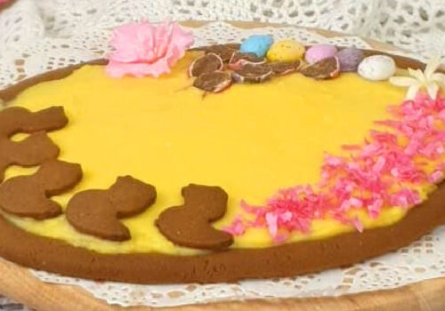 Pastel de Pascua con forma de huevo y relleno sabor rompope